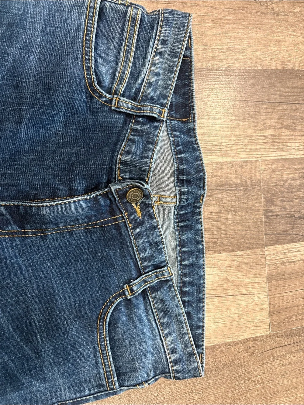 Women’s Dark Blue Cropped Jeans with Scalloped Hem
